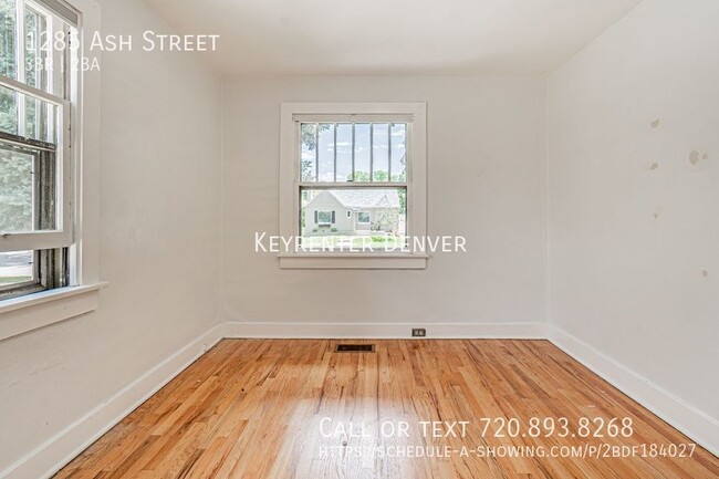 Building Photo - 3 Bed 2 Bath Home with 1.5 Car Garage AND ...