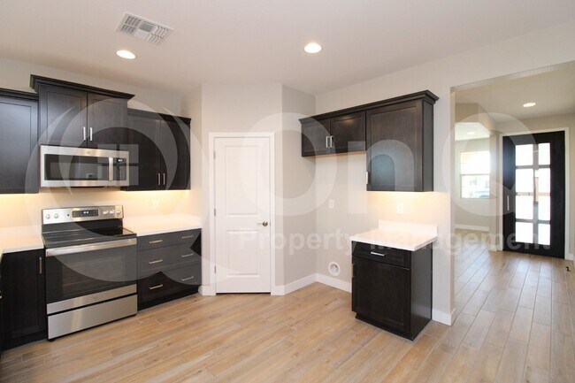 Building Photo - 5716 S Romano