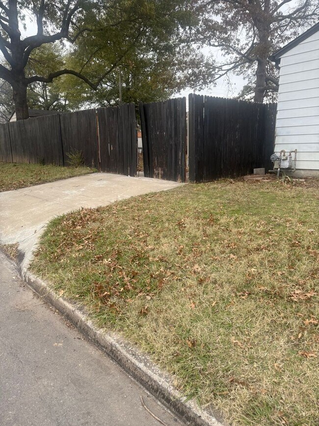 Foto del edificio - Step into this beautifully updated 1950's gem, where charm meets modern convenience