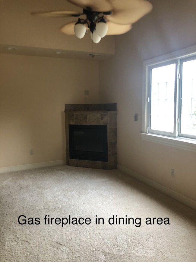 Foto del edificio - 2 bed / 2 bath UPSTAIRS of triplex