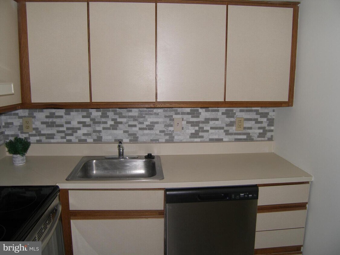 Primary Photo - 10 Cavendish Dr