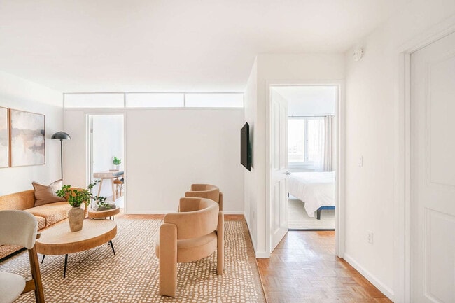 Building Photo - 350 W 43rd St