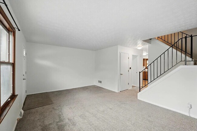Family Room - 263 N Ashbrook Cir