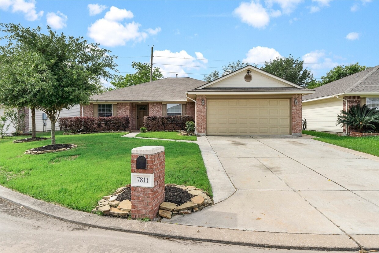 Foto principal - 7811 Fall Glen Dr