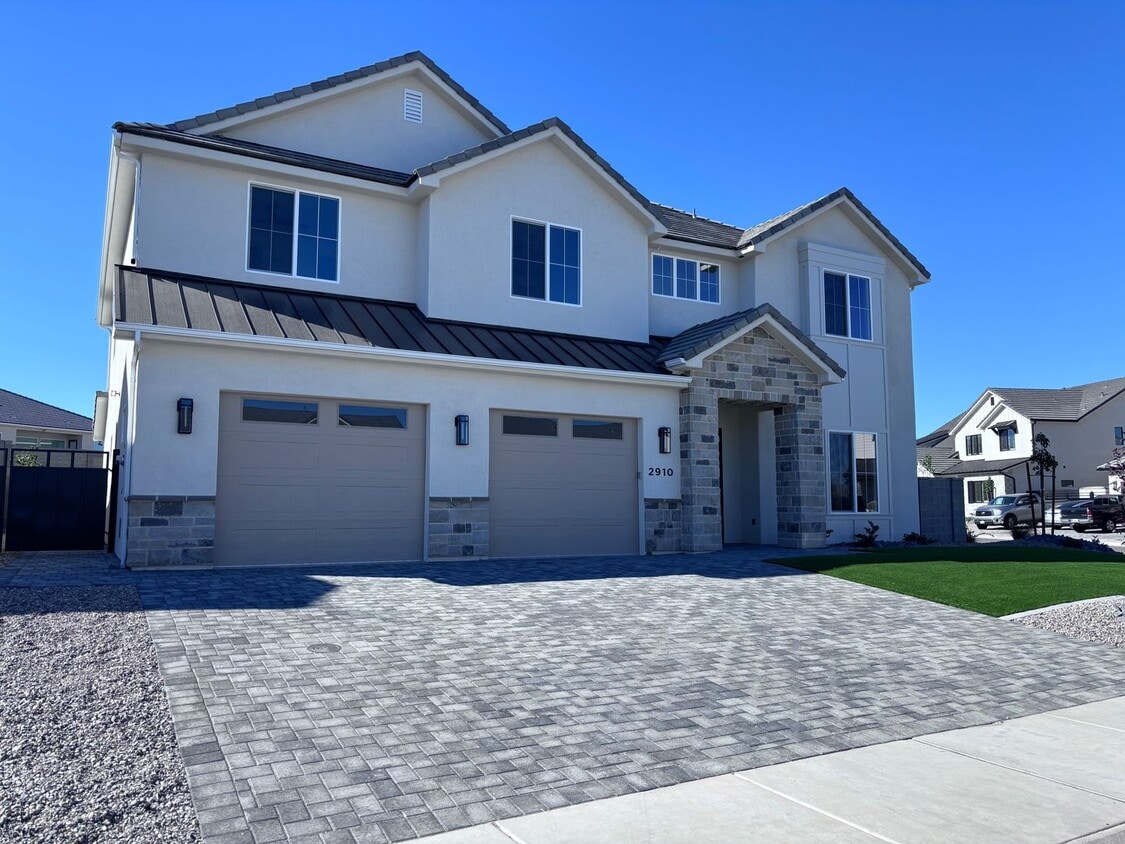 Primary Photo - Beautiful 5 bed 4 bath home in Desert Canyon