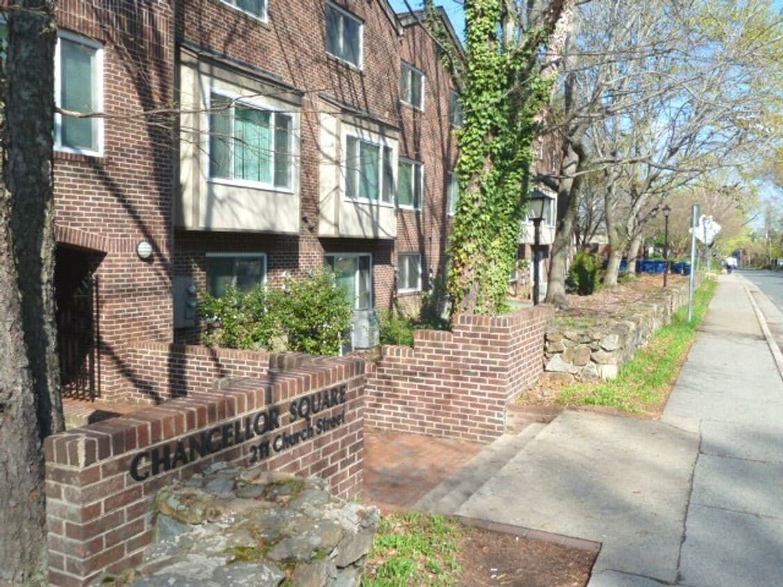 Primary Photo - Walk to Campus! Upper Level 2br in Chancel...