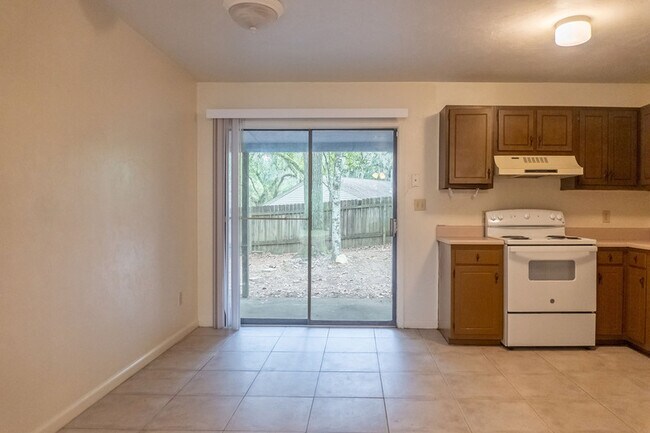 Foto del edificio - 1550 Live Oak Dr