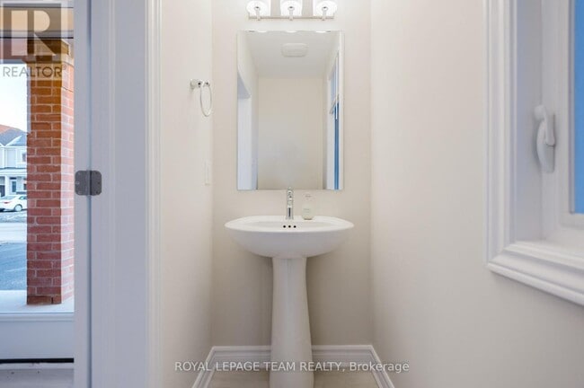 Photo du bâtiment - 180 Ryan Reynolds Wy