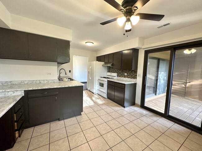 Building Photo - 640 Waverly Dr