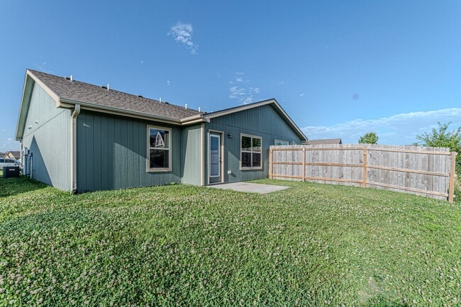 Building Photo - Duplex in Prairie Lakes
