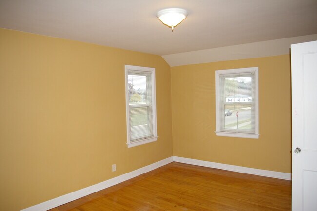 Large upper level bedroom - 421 E Zingler Ave
