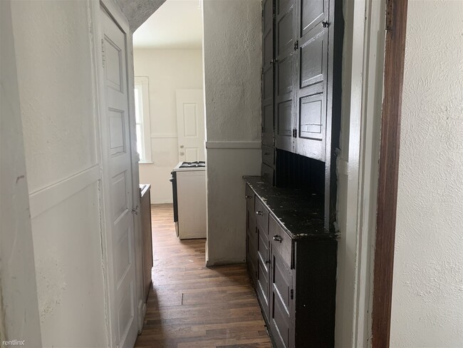 Building Photo - 2 br, 1 bath Triplex - 1402 Miami St Apt 1