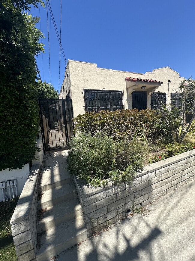 Foto del edificio - 7357 Waring Ave