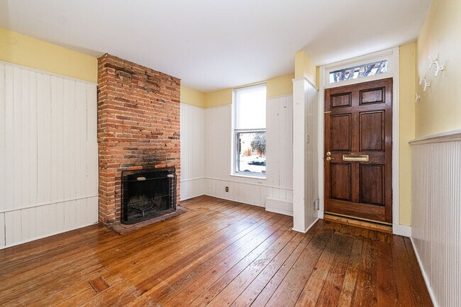 Building Photo - 3 Bedroom with Fenced in rear yard