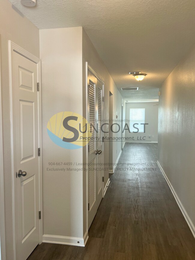 Building Photo - Centrally Loctated Home Near Oakleaf!