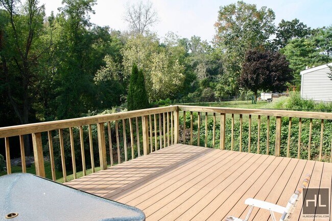 Foto del edificio - 3.5BR 1.5BA Triplex w/ Elevated Wood Deck, Vegetable Garden, Private Parking, Waterfall & Finishe...