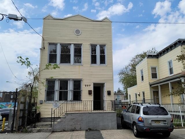 Foto principal - 207 Fulton Ave