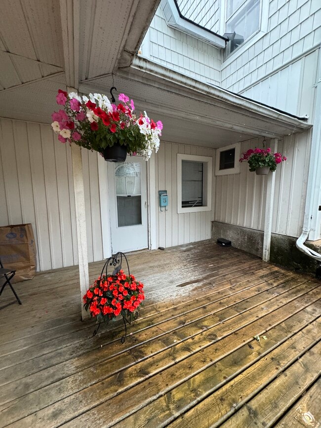 Building Photo - 3-8 Peel St Barrie Ontario L4M 3K8