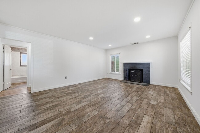 Building Photo - 1047 Riverton Dr