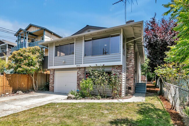 Foto del edificio - Fully Renovated 3BD Upper Duplex with Garage & Garden in West Seattle