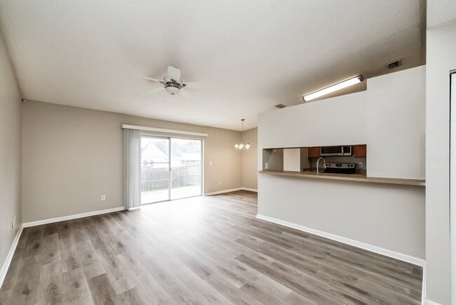 Foto del edificio - 317 Regal Park Dr