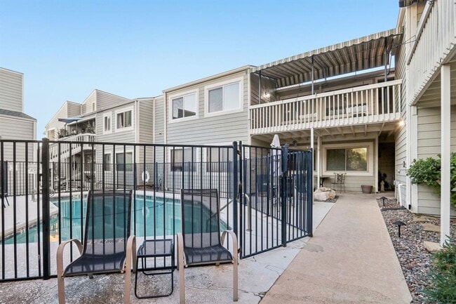 Foto del edificio - 5801 Thunderbird St