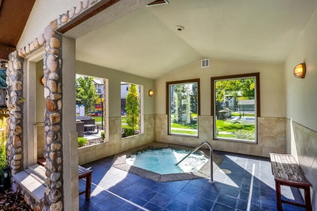 Hot Tub - Sterling Pointe Apartments