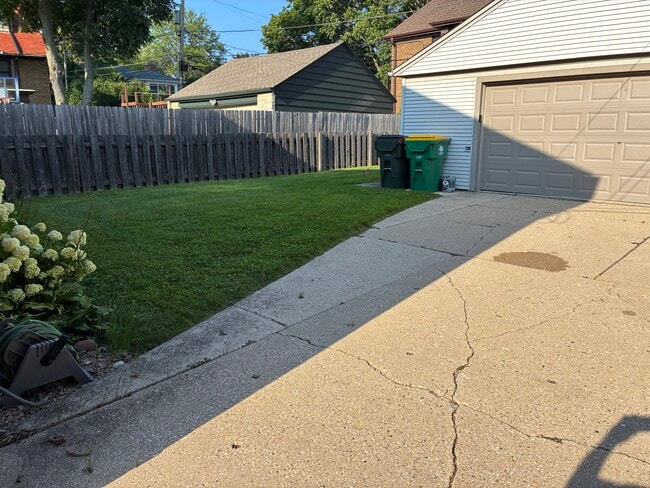 2-vehicle garage/ backyard - 4306 N Stowell Ave