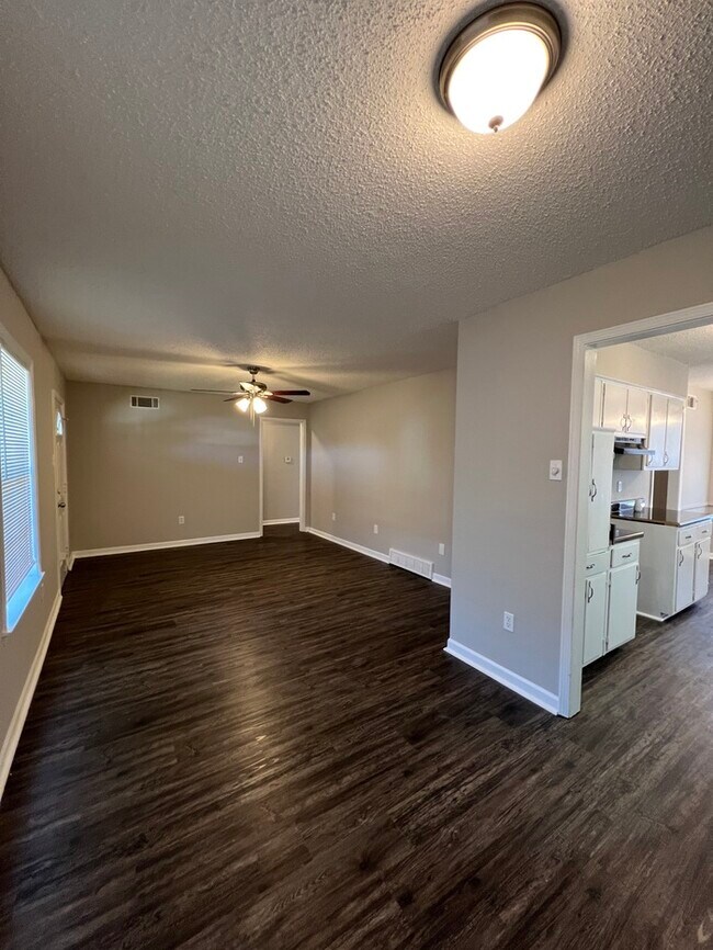 Building Photo - 7051 Lake Forest Dr N Walls, MS  38680