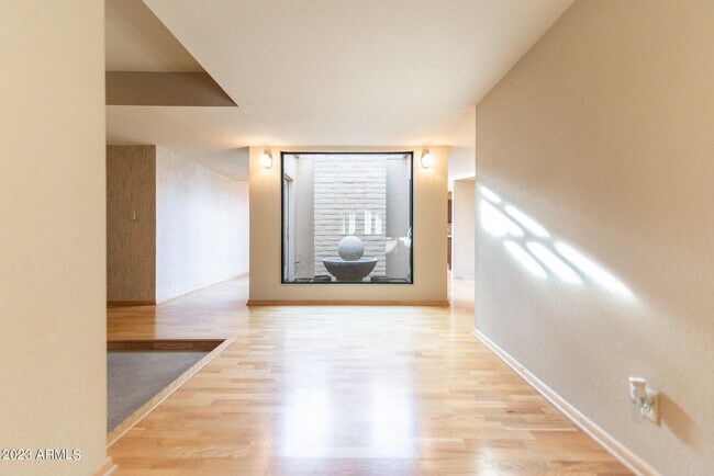 Foto del edificio - 2255 E Myrtle Ave