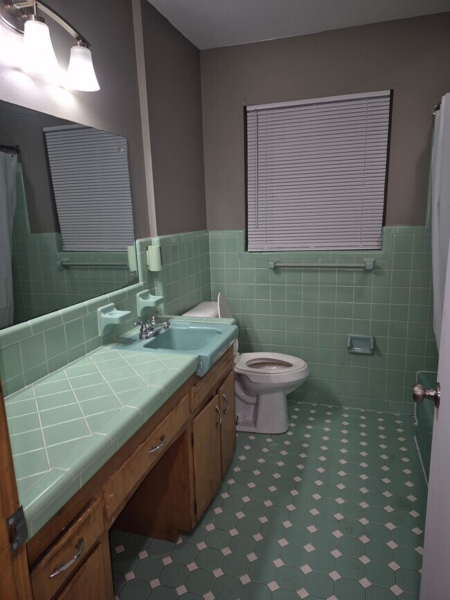 Building Photo - 2170