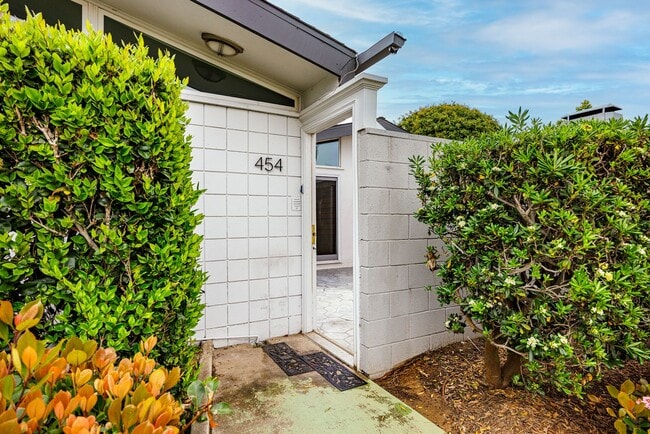 Building Photo - Upgraded Newport Beach Townhouse in Park Lido!