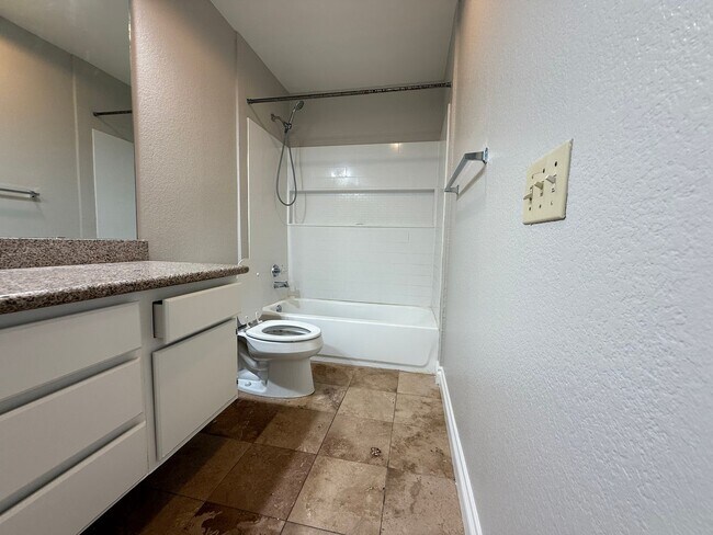 Foto del edificio - One-Bedroom 2nd Floor Condo in Sage Canyon...