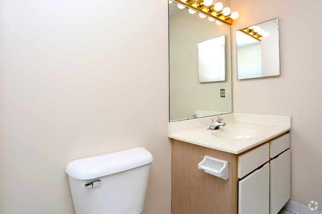 2BR, 1 BA - 1,033 SF - Bathroom - Brookridge Village Apartments