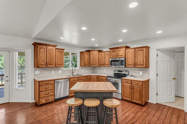 Building Photo - Spacious 5 Bed Kaysville Home with 3-Car Garage