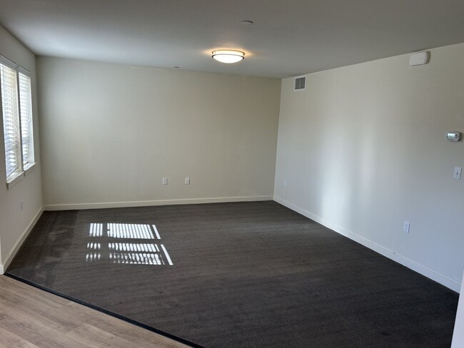 Building Photo - 2 Bed, 1 Bath, 850 Square Foot Ground Floor-Single Story Apartment with Air Conditioning