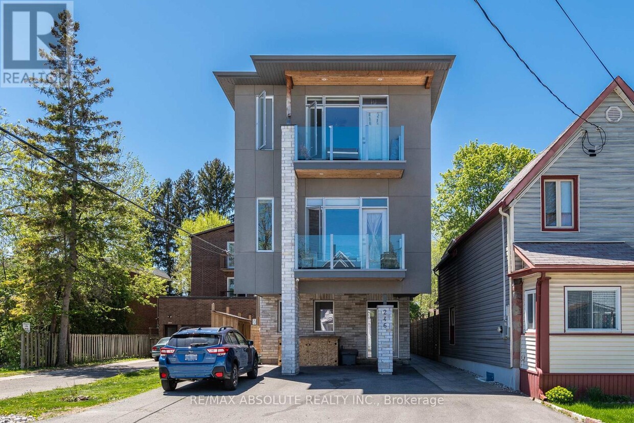 Primary Photo - 246-246 Westhaven Crescent