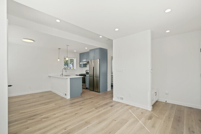 Building Photo - Updated Flat in Central Location + Outdoor...