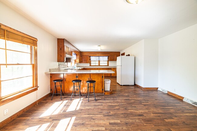 Foto del edificio - Spacious House on Old Six Mile Rd. - Water...