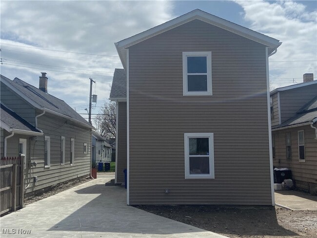 Building Photo - 3440 Sackett Ave