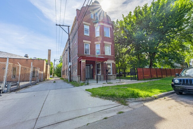 Building Photo - 5115 S Laflin St
