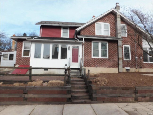 Building Photo - 213 Diamond St