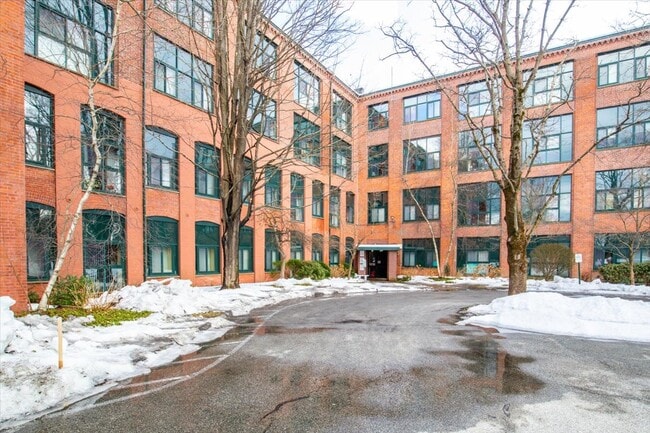 Foto del edificio - 150 Rumford Ave