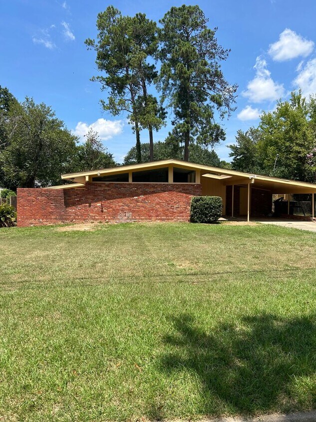 Foto principal - North Columbus and convenient to schools, shopping and I-185.