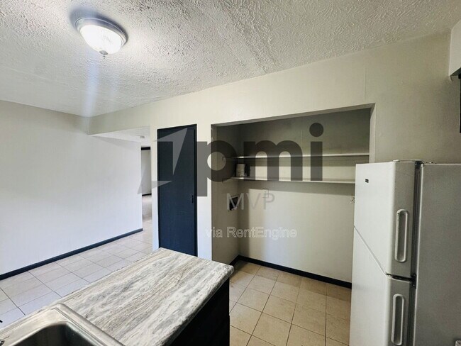 Foto del edificio - 828 Whitethorne Ave