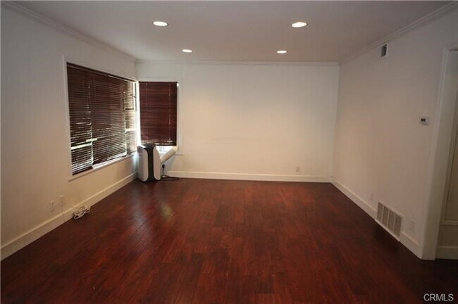 Building Photo - 57 Smokestone