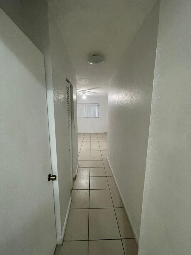 Foto del edificio - 230 W 68th St