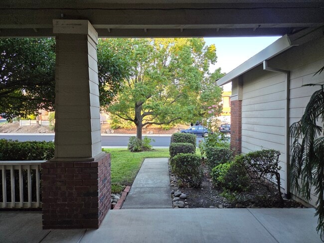 Building Photo - 5534 New Vista Dr