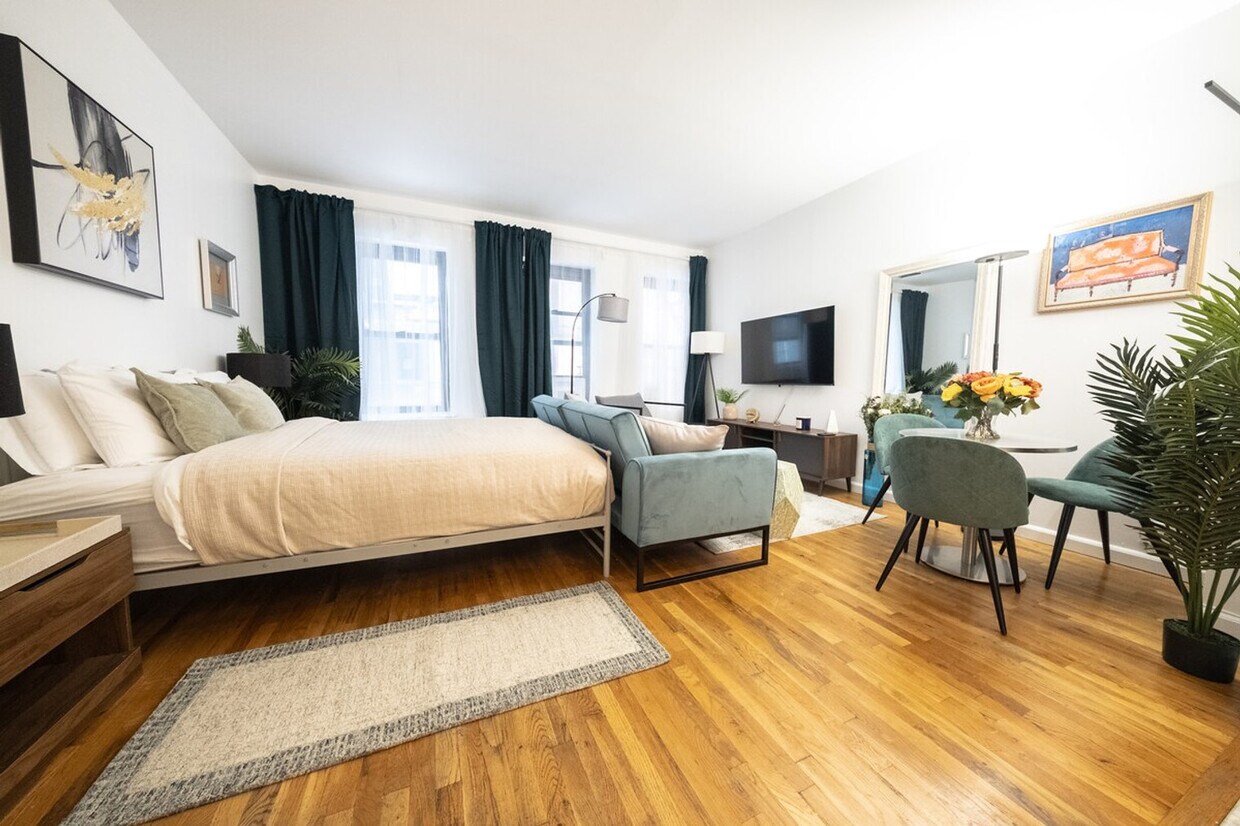 Foto principal - 305 E 95th St