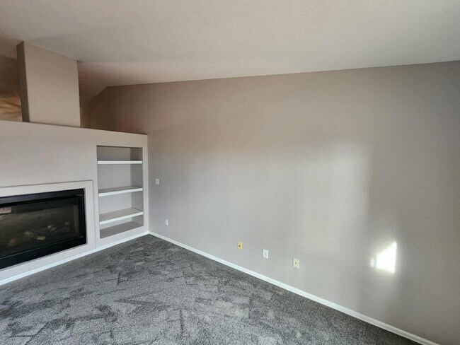 Building Photo - 3 Bedroom 3 Bath Rancher Town Home 2 Car Garage